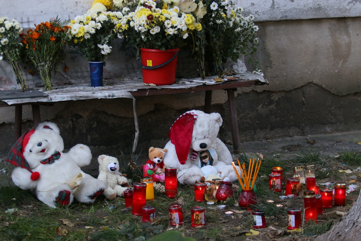 Vecinii au ridicat un altar in locul unde a murit Karina