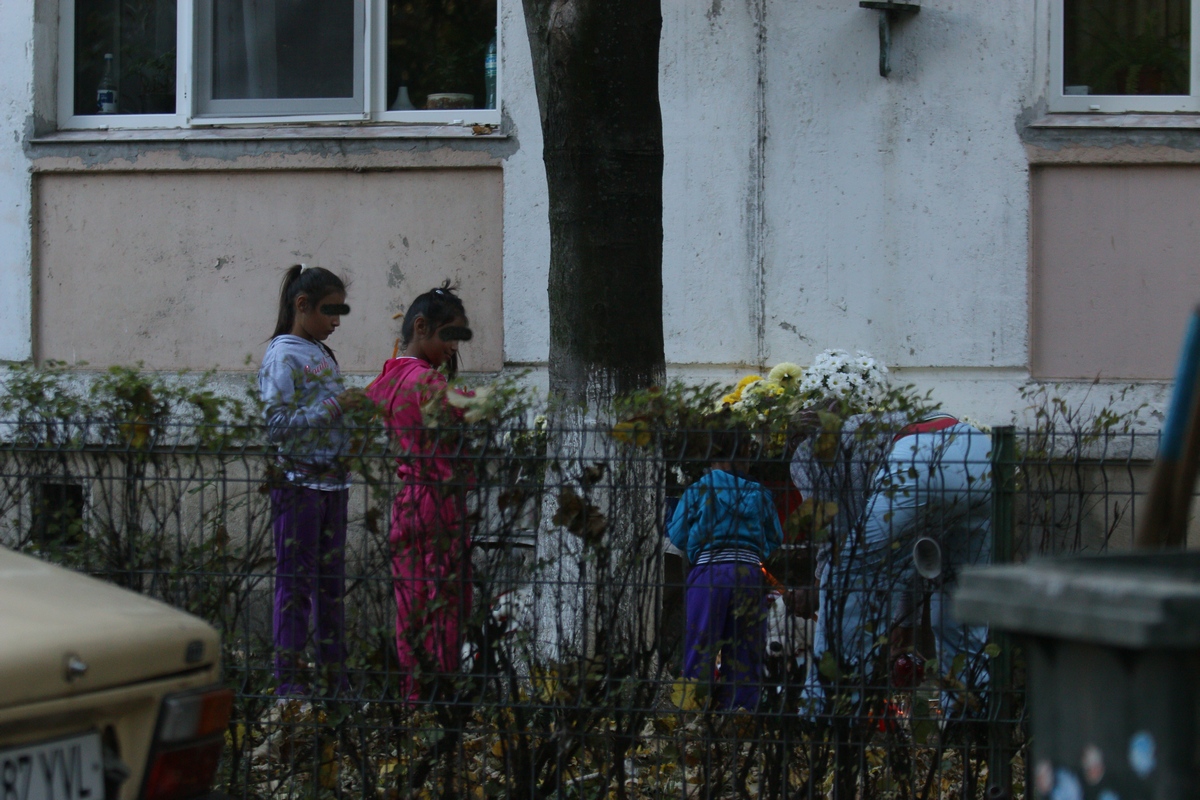 Copii din cartier au venit sa aprinda lumanari in memoria micutei