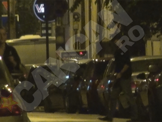 Smiley urmareste cu privirea o tanara aflata la alergat