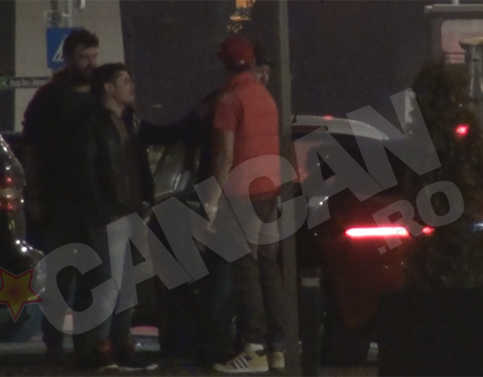 Interpretul isi saluta prietenii si urca in Jaguar