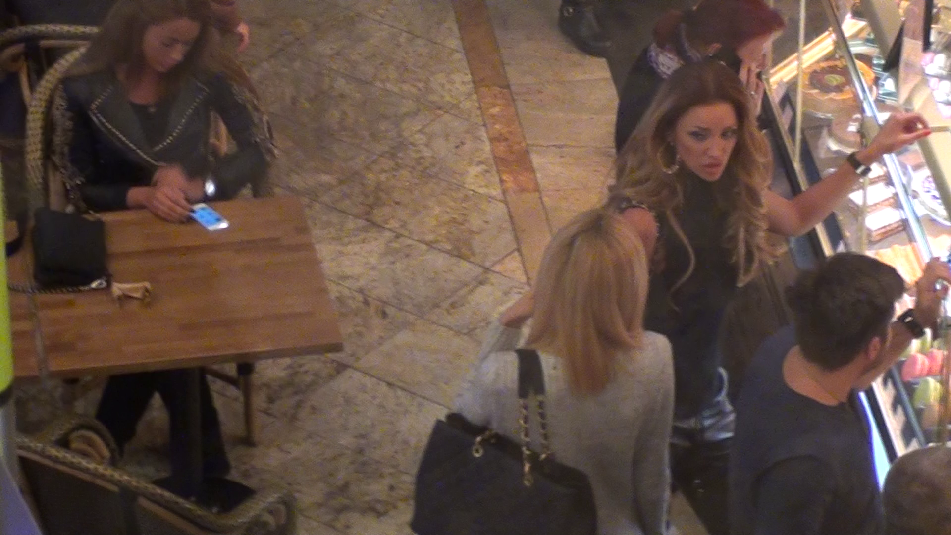 Bianca se opreste la o patiserie pentru a-si lua ceva de mancare