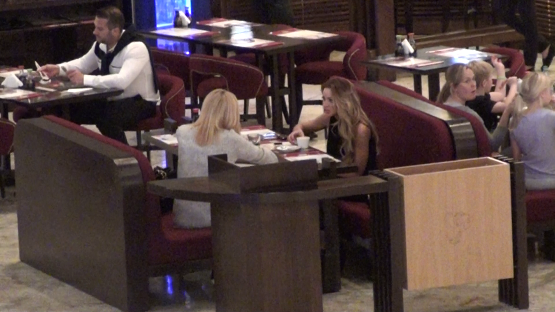 La un moment dat Bianca se ridica pentu a-si savura cafeaua