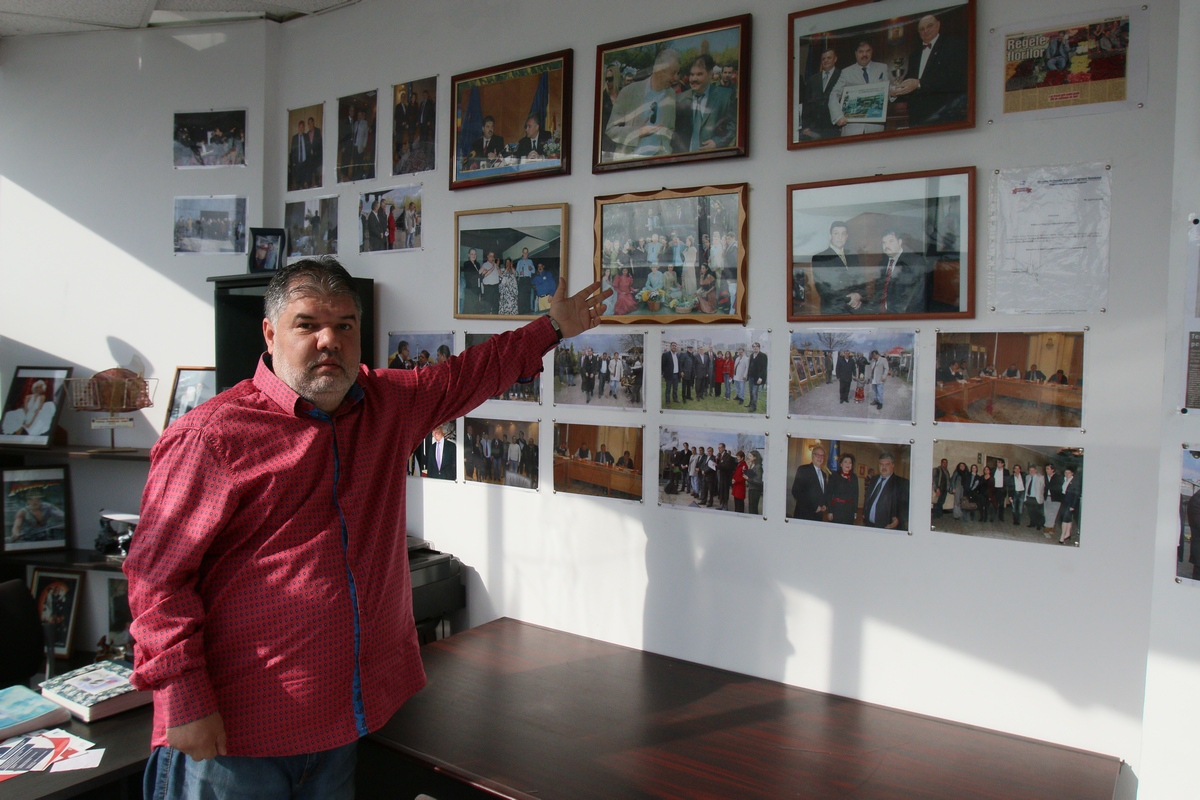 Costel se mandreste cu pozele cu mama sa