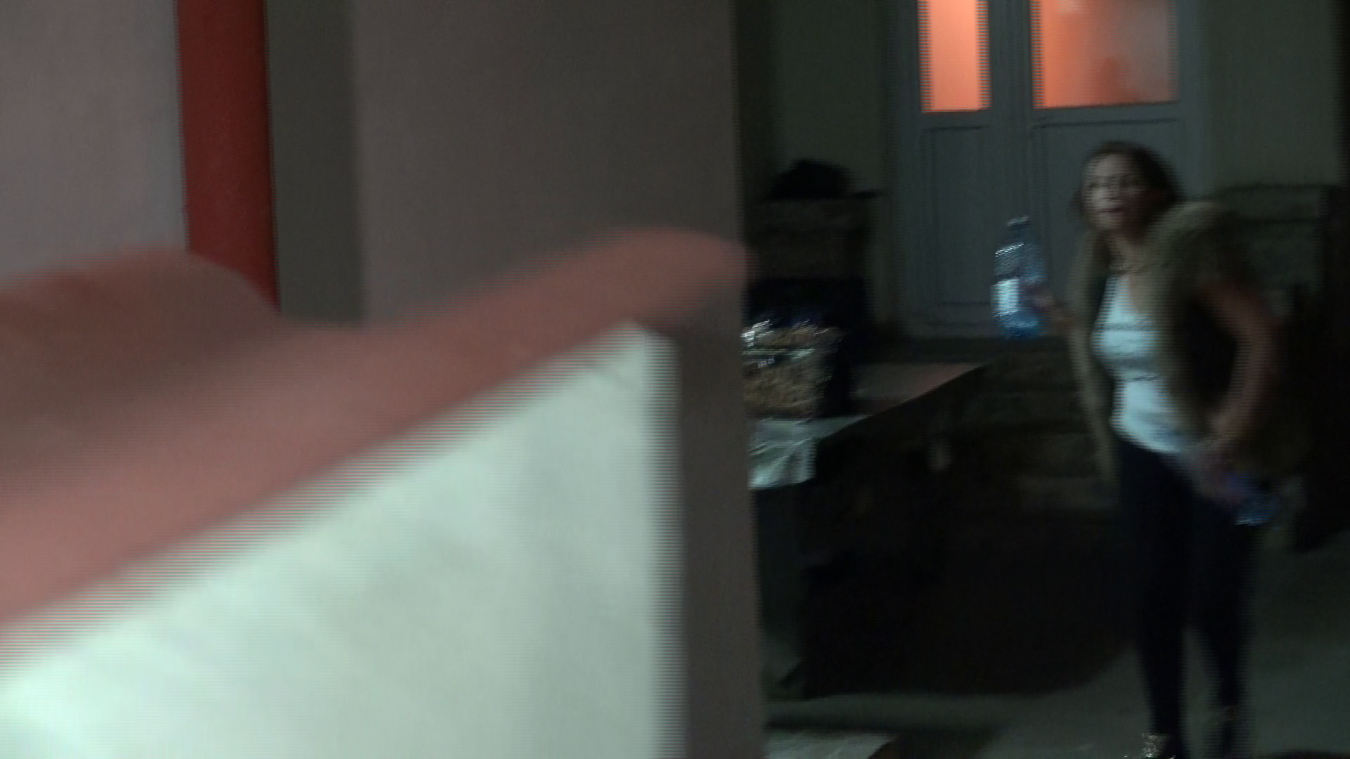 Intre-un acces de furie, Narcisa s-a repezit la jurnalisti cu o sticla de apa