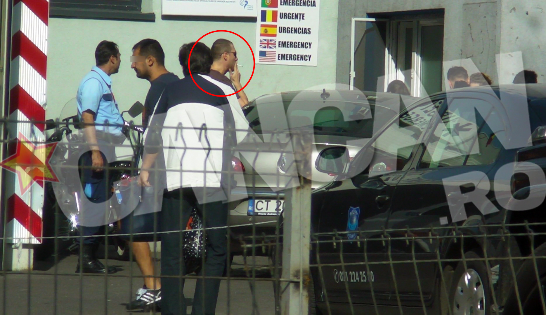 Razvan l-a asteptat nerabdator pe bunic in curtea spitalului Floreasca.