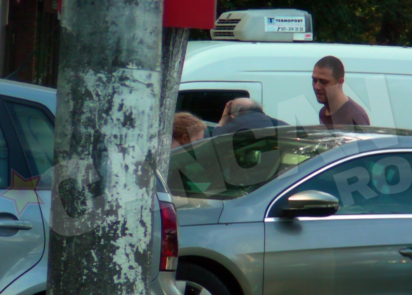 Razvan l-a ajutat pe batran sa coboare din masina