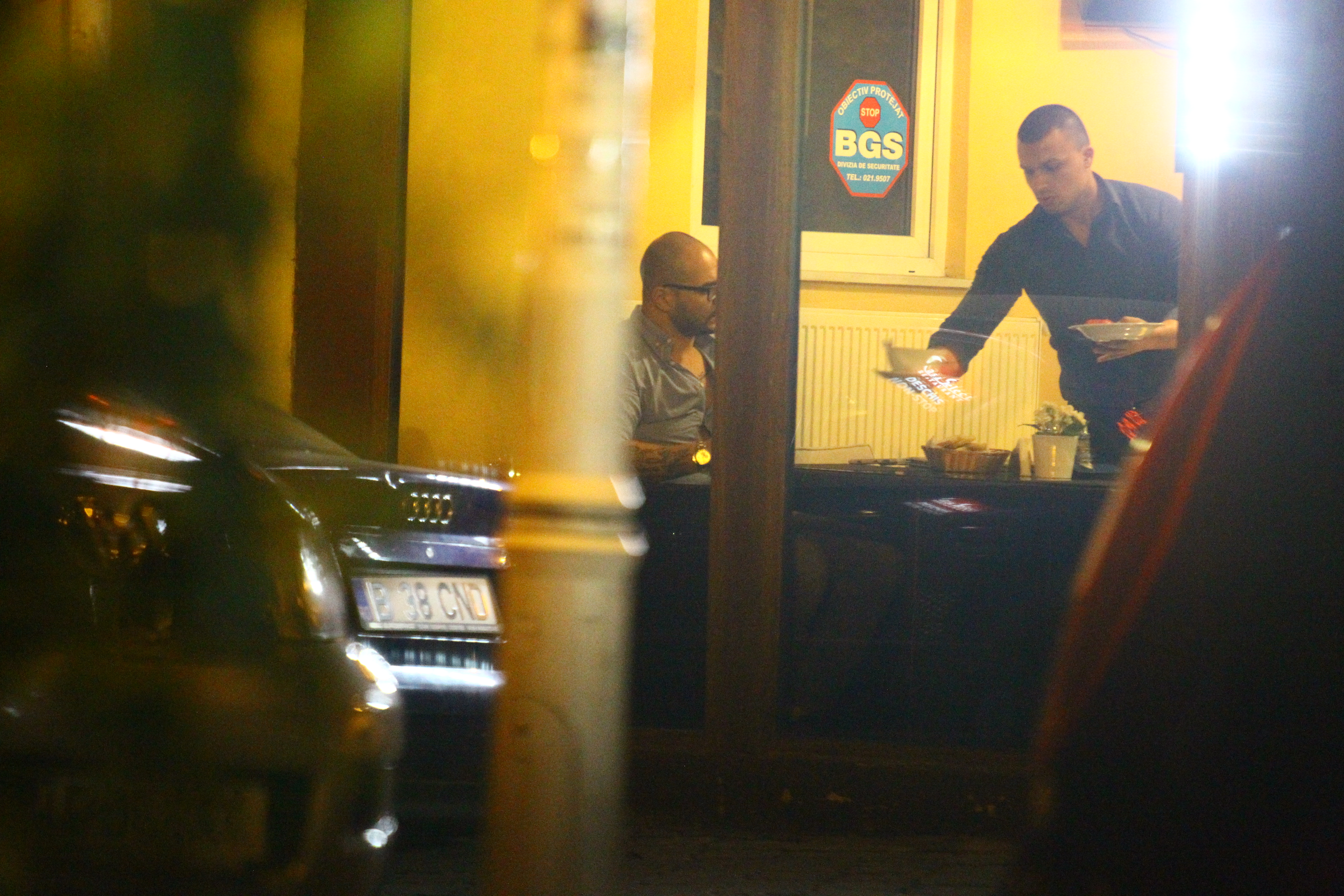 Luptatorul se opreste si serverse singur masa