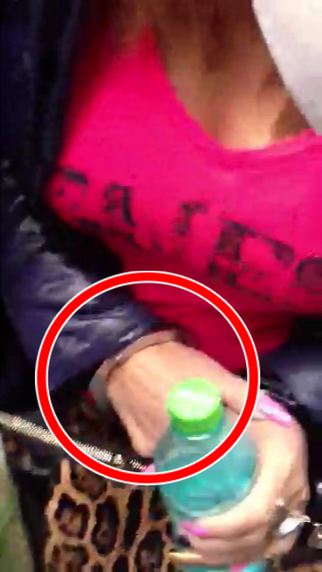 Bruneta a iesit din sectia de Politie cu catuse la maini