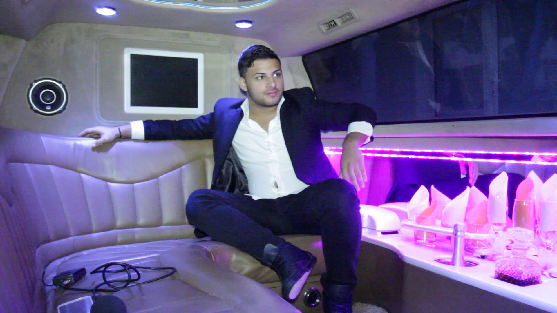 La nici 18 ani, Robert Drumus pe numele real are destul de mult succes in randul domnisoarelor