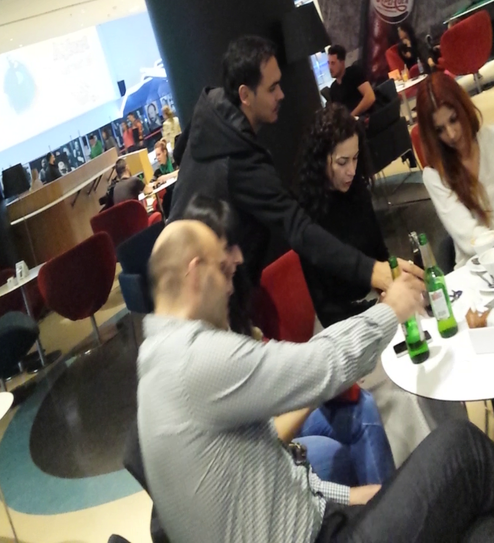 Razvan s-a ridicat de la masa si a mers la bar pentru a-i aduce sotiei un suc