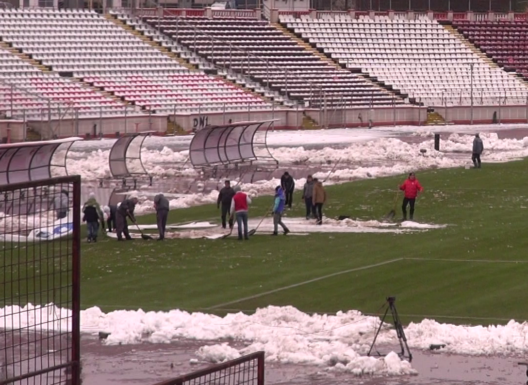 Oamenii au tras din greu sa indeprteze zapada de pe gazon