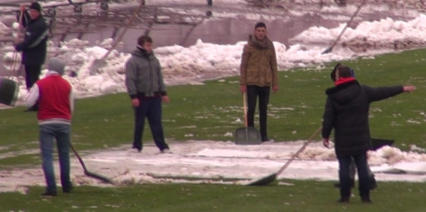 Oamenii din club au fost chemati de acasa pentru a da la lopata