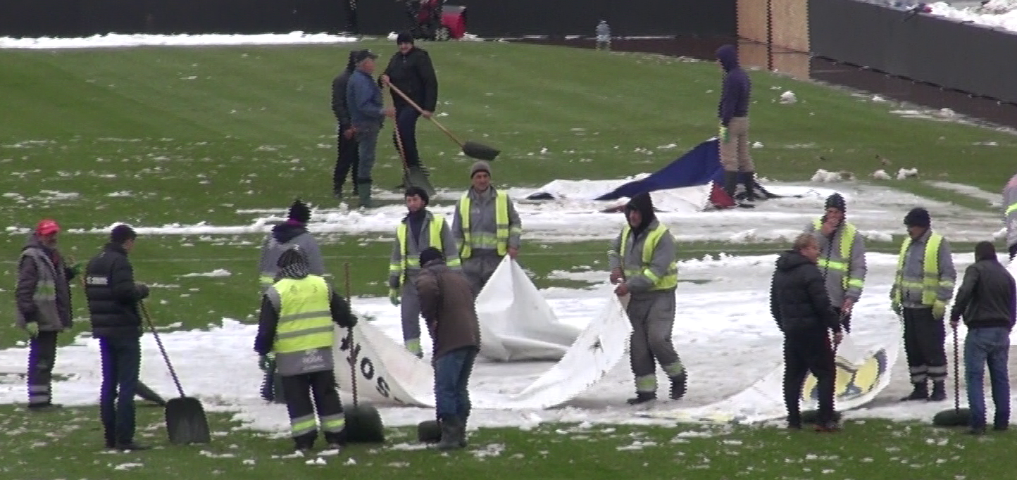 Mai multi angajati ai unei firme de salubritate au venit pentru a-i ajuta pe dinamovisti sa indeparteze zapada