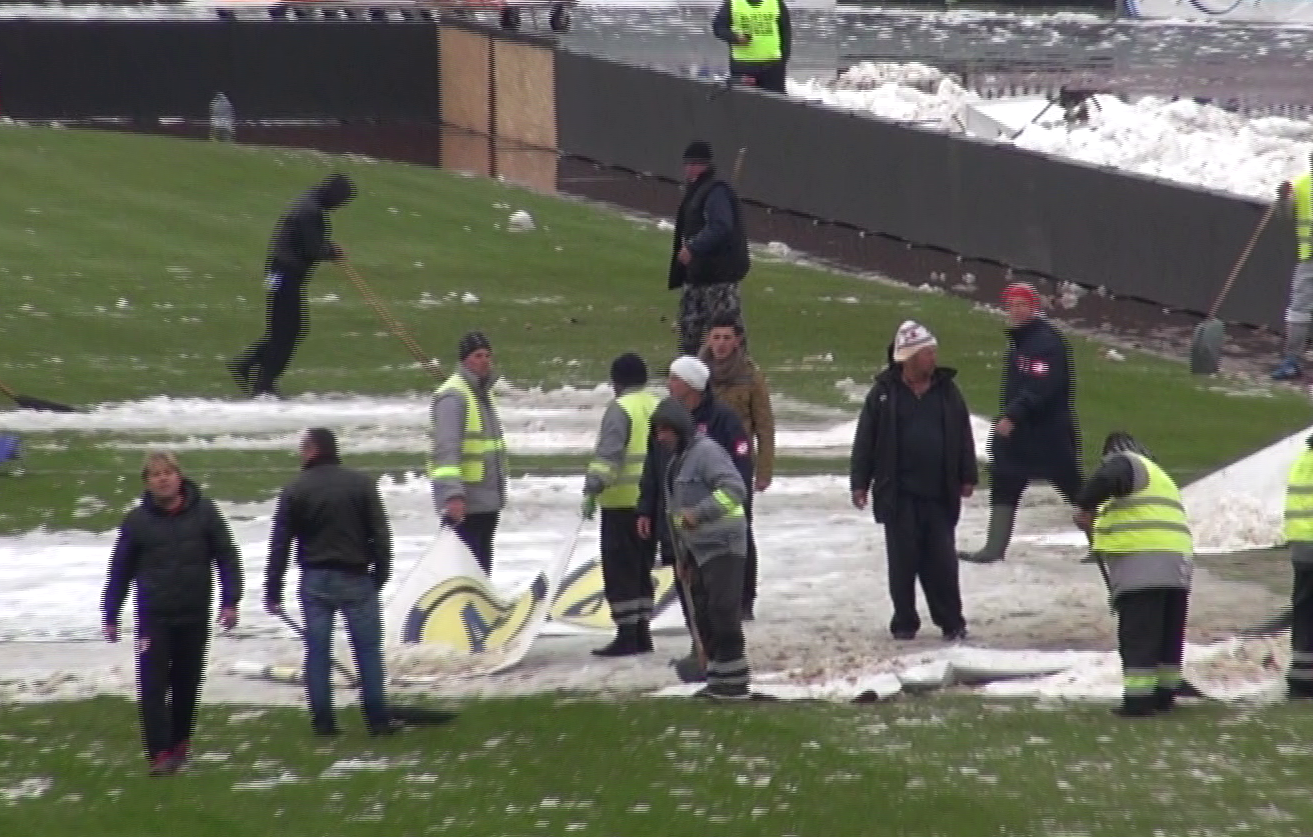 Zapada a fost mutat pe pista de tartan a stadionului