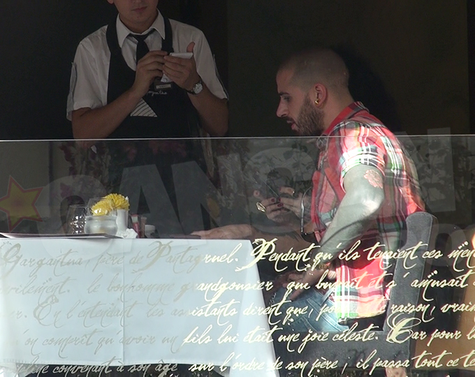 Iubitul Wandei, Abel Miranda, este un renumit artist tatuator din Barcelona, iar asta se vede si pe pielea lui