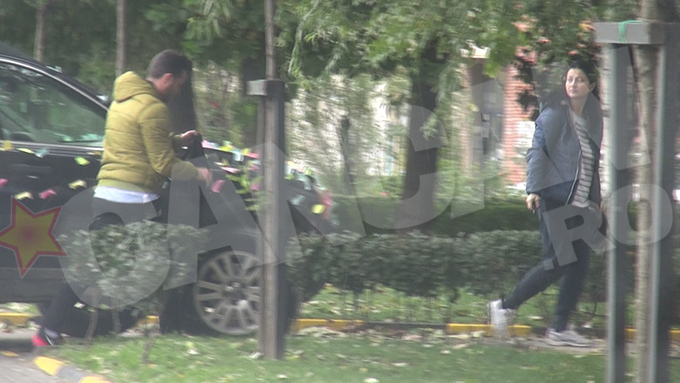 Gabi si Tavi au coborat din masina, la banca