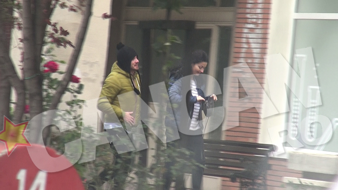 Cantaretul si-a pus imediat pe cap o caciula, pentru a se proteja de vant