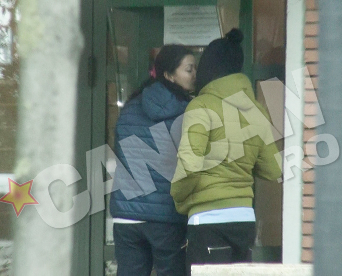 Gabi nu s-a putut abtine sa nu-si sarute iubitul nici la bancomat