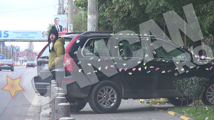 Tavi a mers pana in spatele masinii pentru a se asigura ca totul este in regula