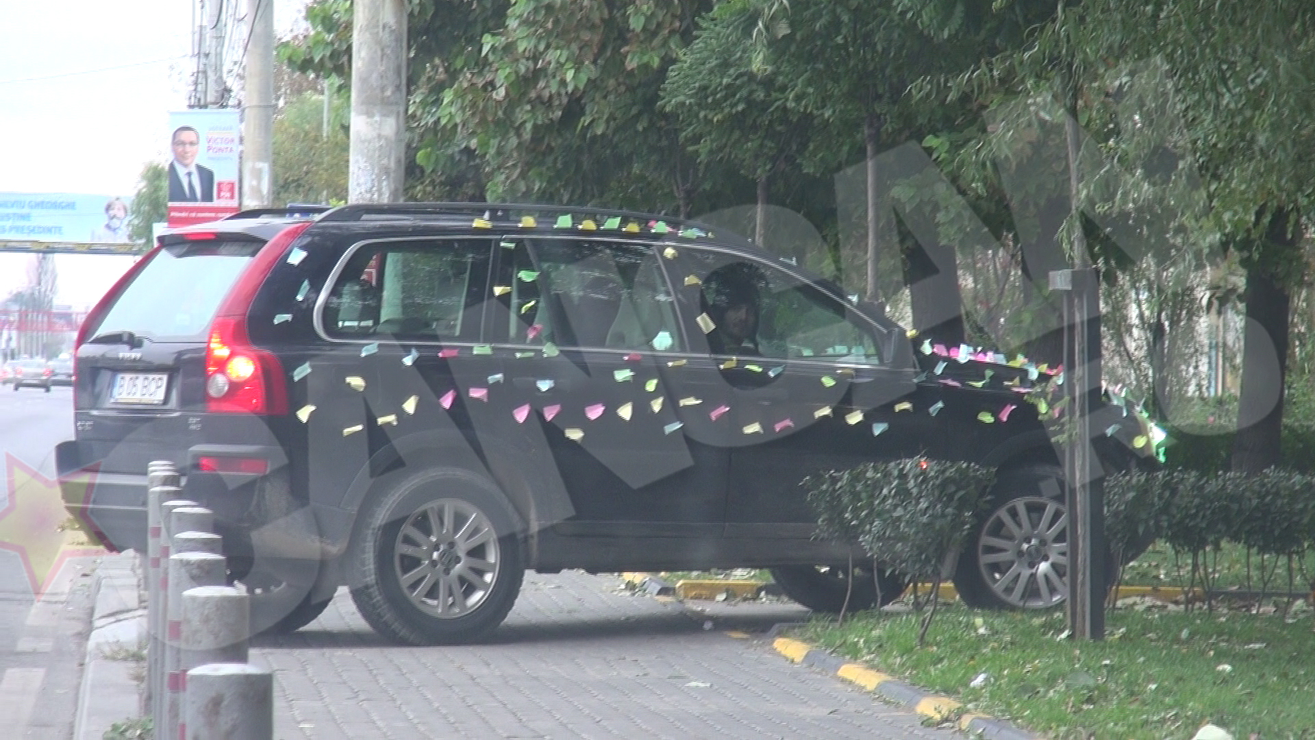 Cand a urcat in autoturism, Tavi a inspectat din nou imprejurimile