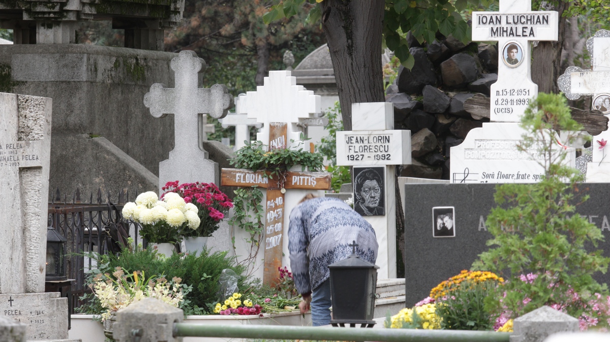 Anda a aranjat florile la capatiul artistului cu mare grija