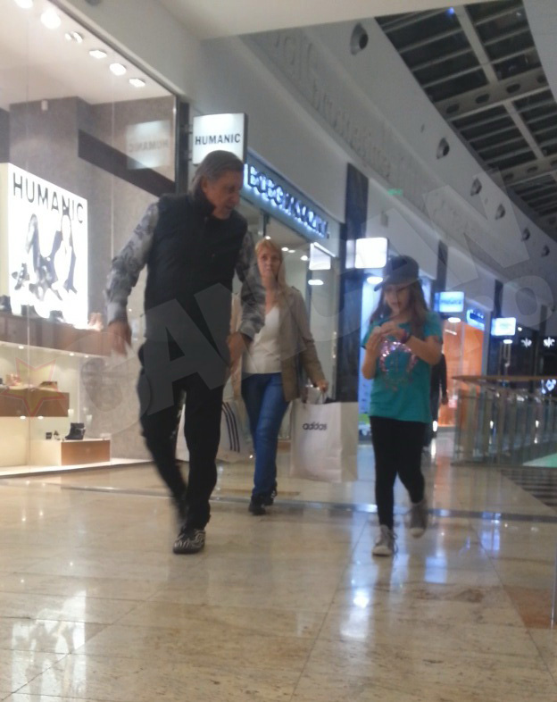 Ilie Nastase se plimba prin mall cu fiica sa