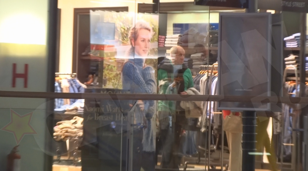 Fostul antrenor isi cauta haine in unul dintre cele mai scumpe magazine din Bucuresti