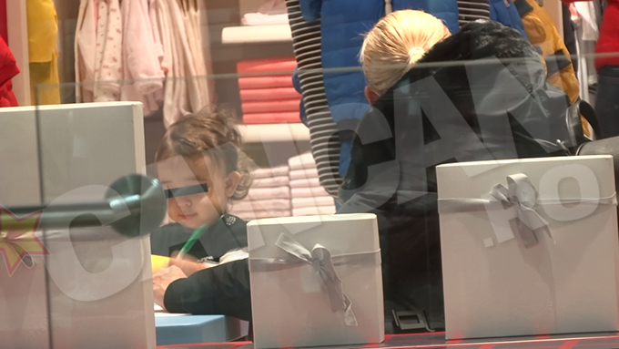 Fetita a mers cu mama ei intr-un mall din Capitala