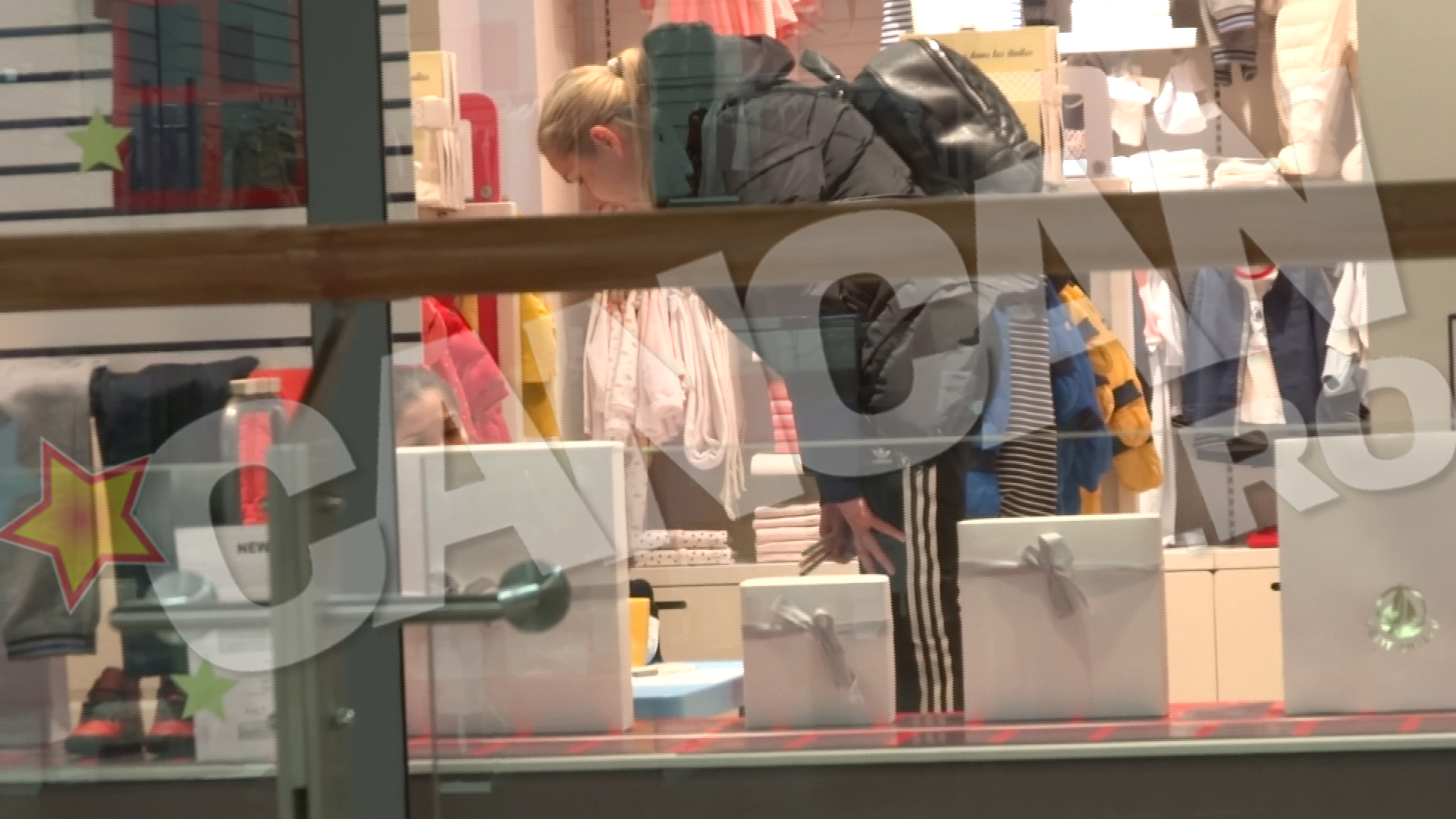 Cea mica s-a jucat cu mai multe creioane colorate si le-a aranjat frumos prin magazin