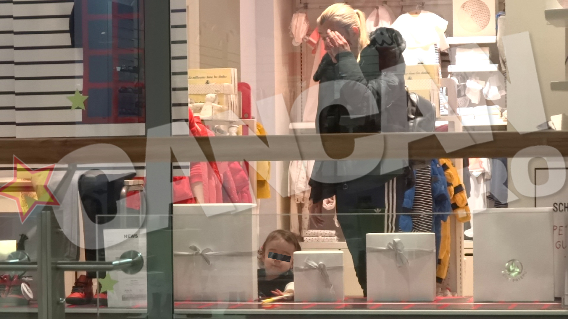 Fetita a fost de-a dreptul fascinata de culori