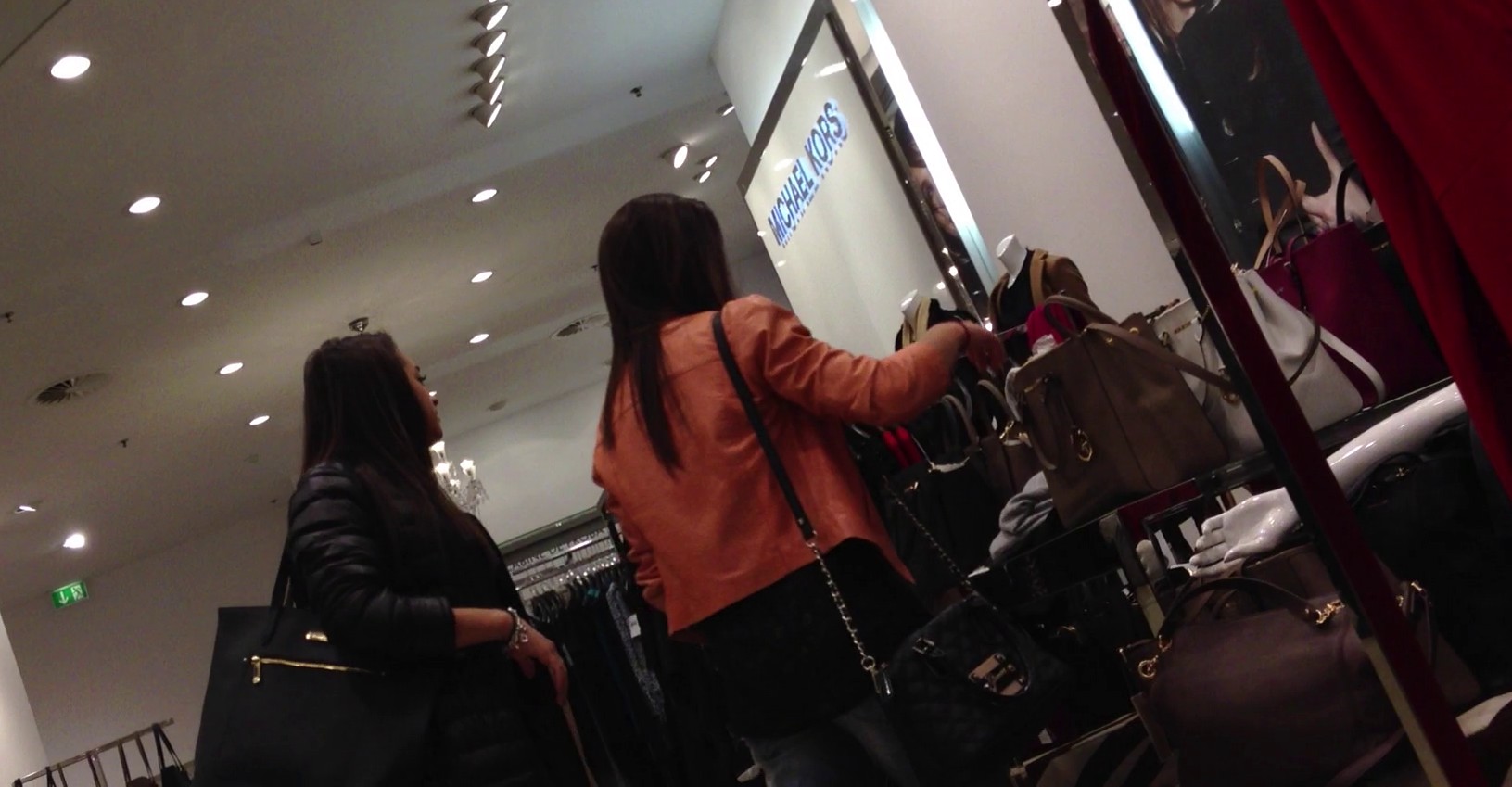 Larisa Iordache si Diana Bulimar surprinse la 