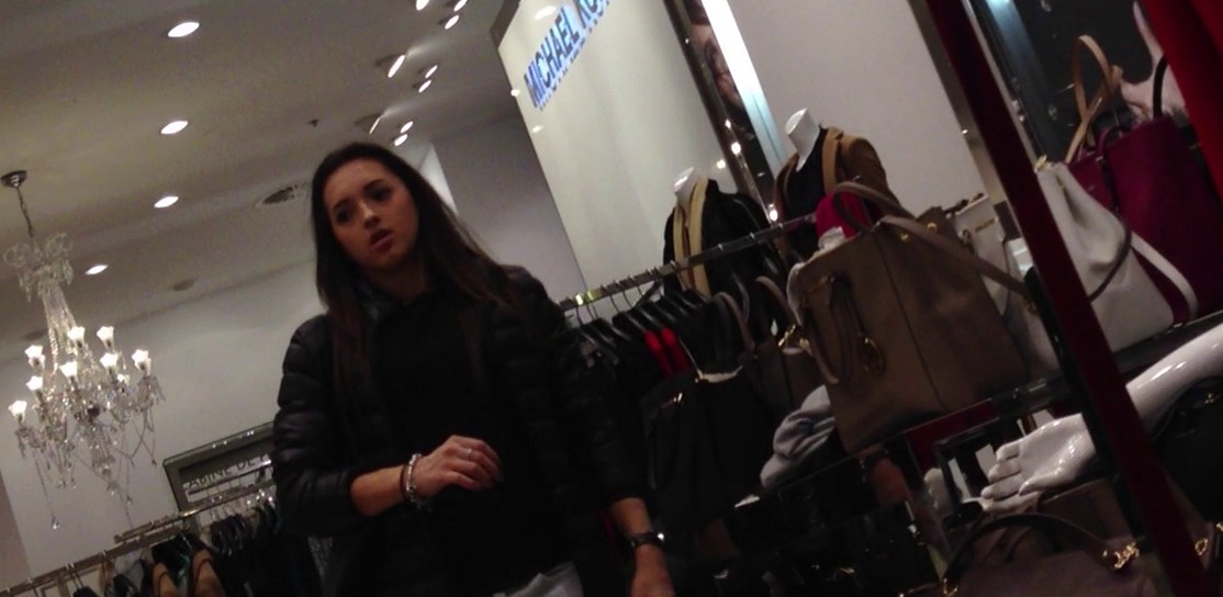 Larisa ne-a spus ca nu si-a cumparat nimic, deoarece a mers doar sa se uite