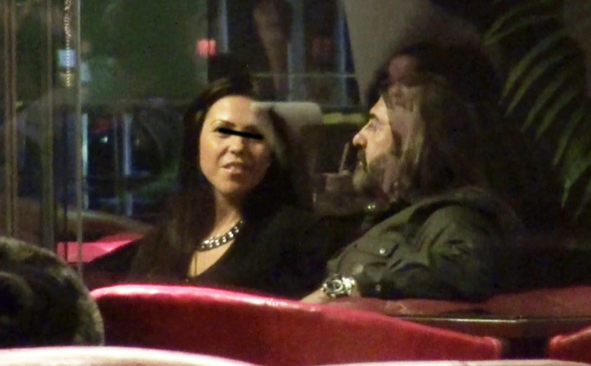 Gigi a iesit la cafenea, la mall, cu o alta bruneta