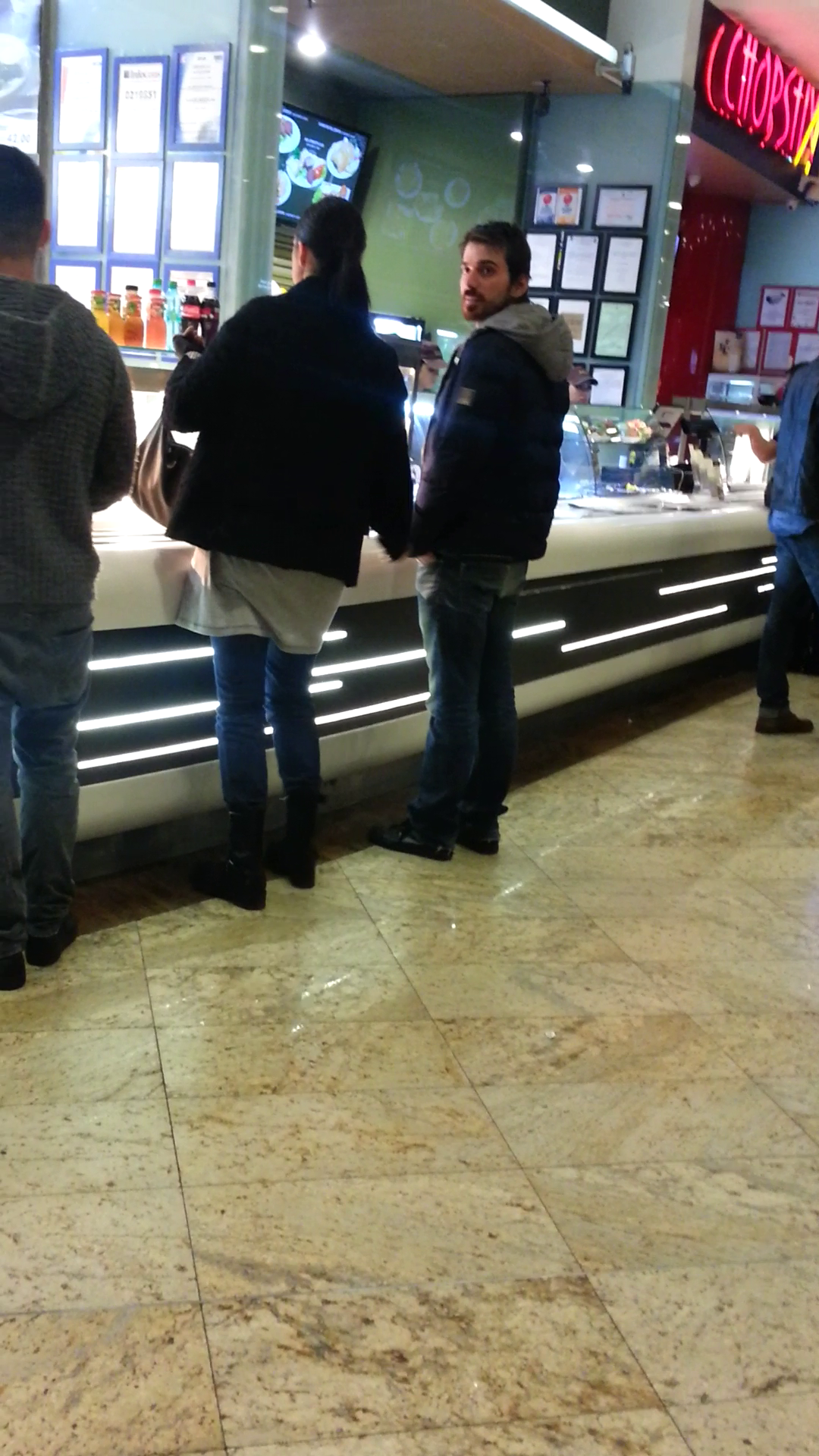 Tuncay asteapta ca vedeta tv sa-si cumpere ceva de baut