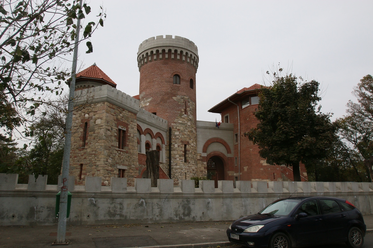 Edificiul ascunde multe poveste terifiante legate de fantome sau crime