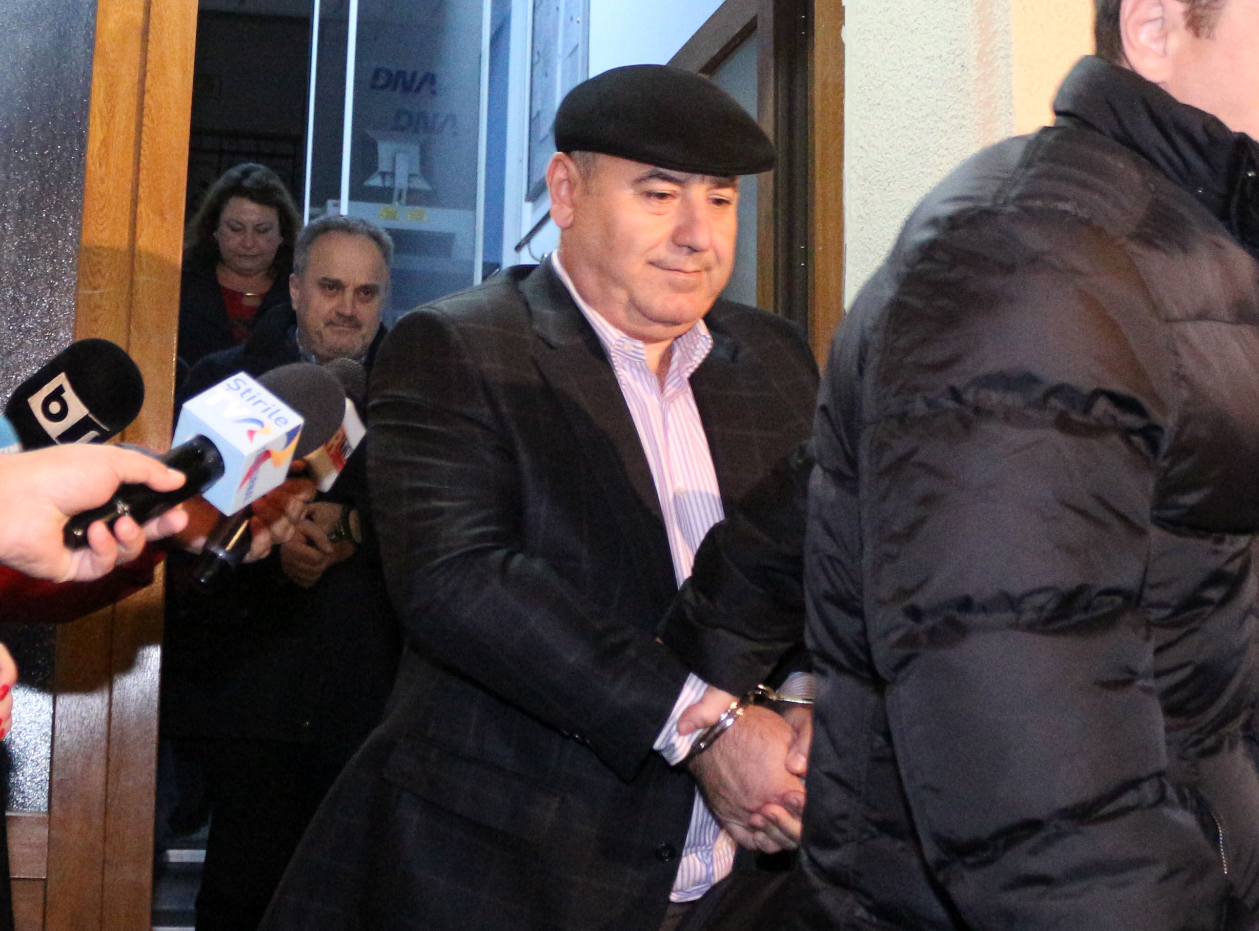 Dupa o noapte de audieri, Dorin Cocos a iesit de la DNA cu catusele la maini