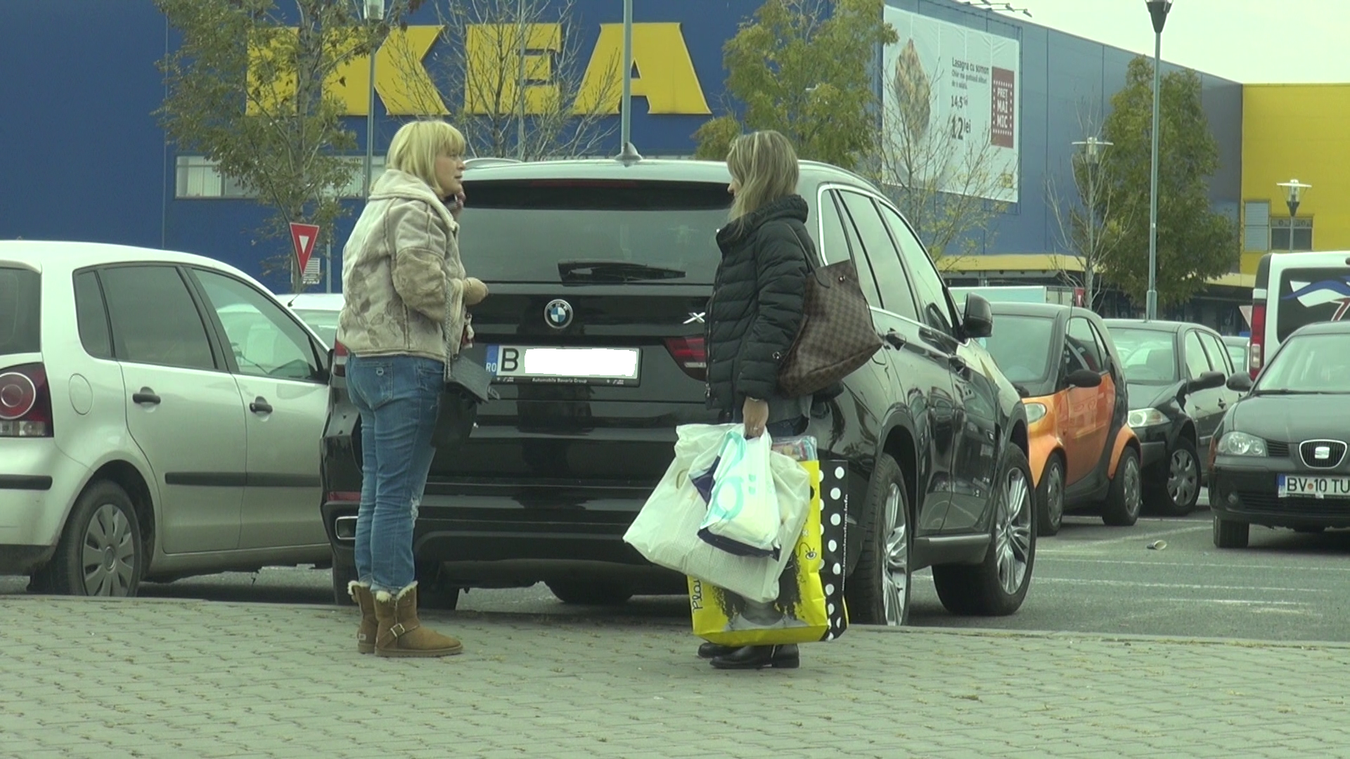 Alice incarca singura portbagajul autoturismului