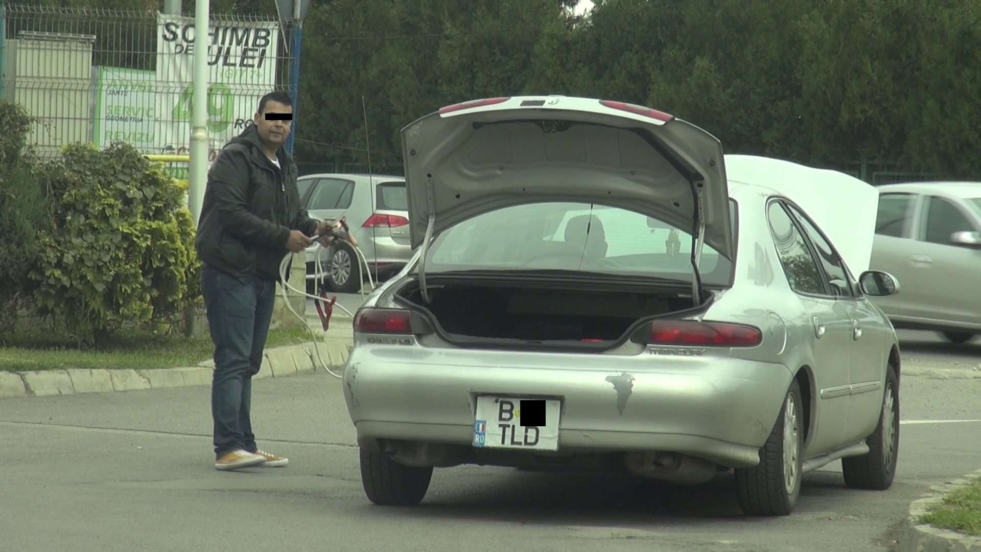 Cei doi indivizi au ramas fara baterie la masina