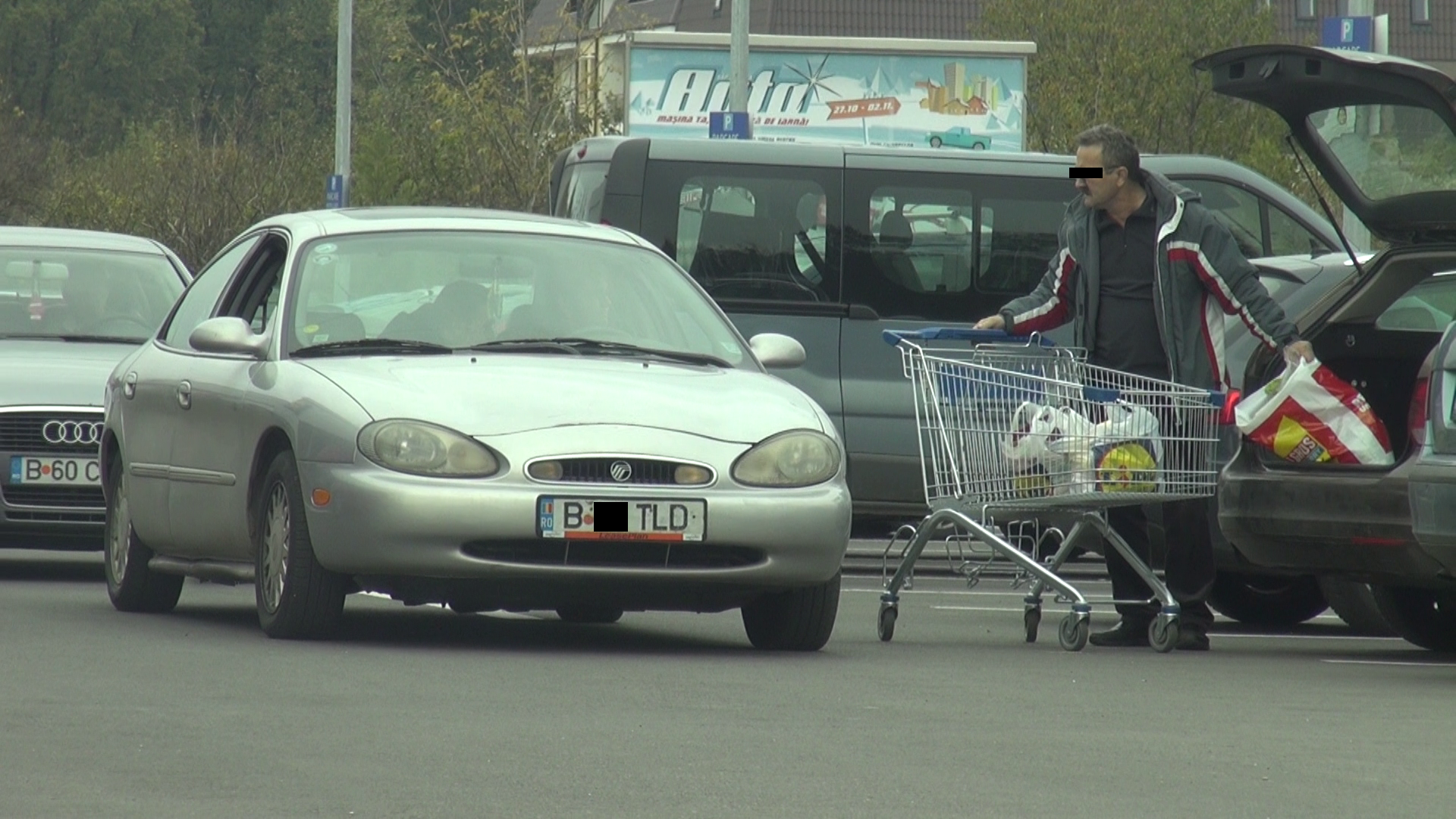 Barbatul din imagine n-a picat in plasa escrocilor