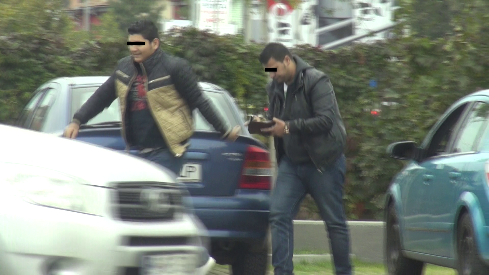 Cei doi indivizi isi numara satisfacuti banii din portofel