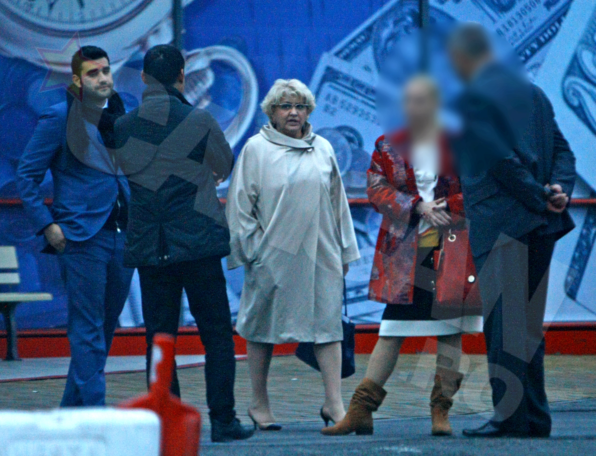 Timp de cateva minute, Laurentiu si mama lui au discutat cu apropiatii lor in fata centrului comercial