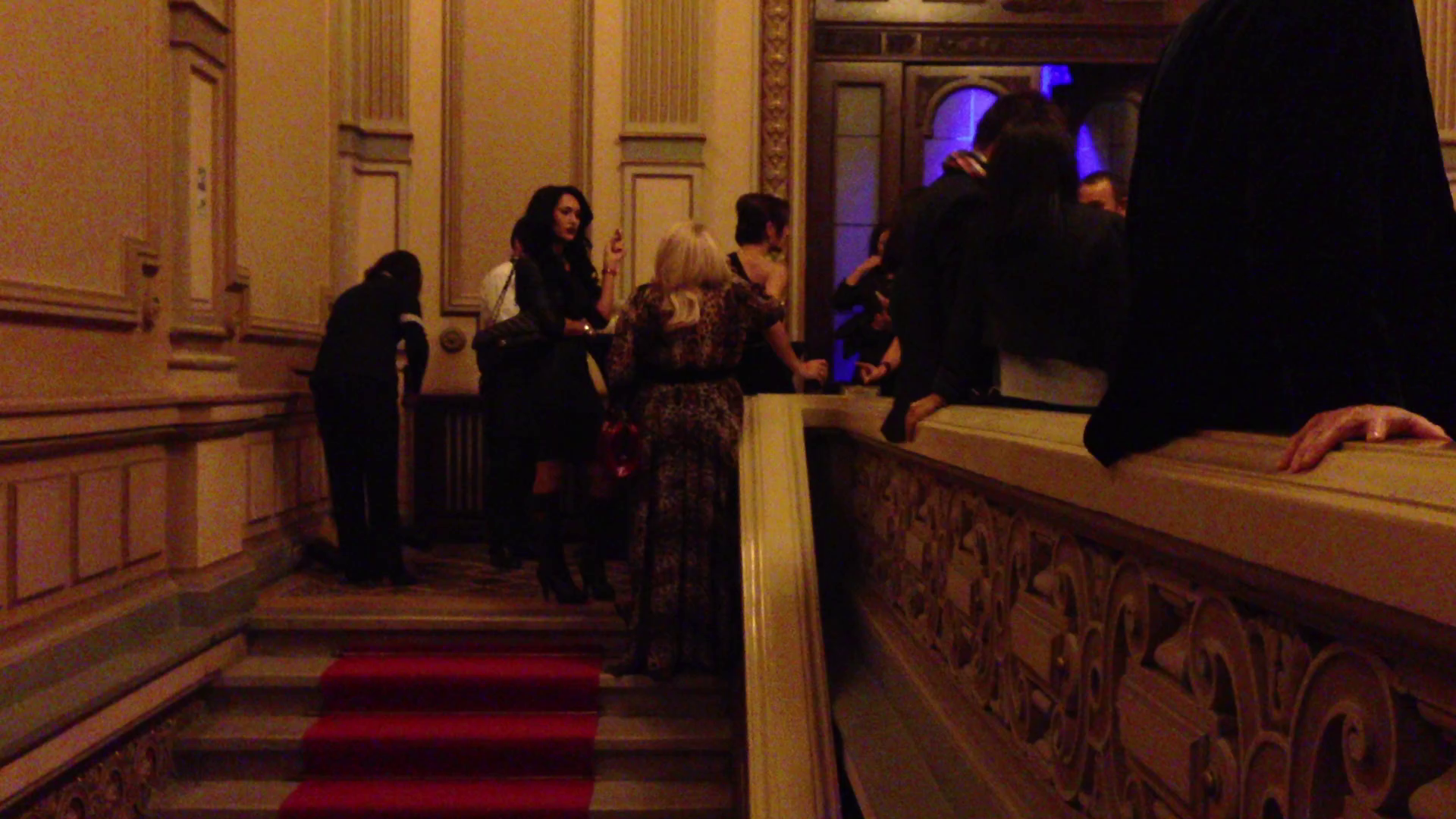 Bruneta nu a mai rezistat si i-a cerut mamei sale sa iasa cu ea pentru a putea fuma