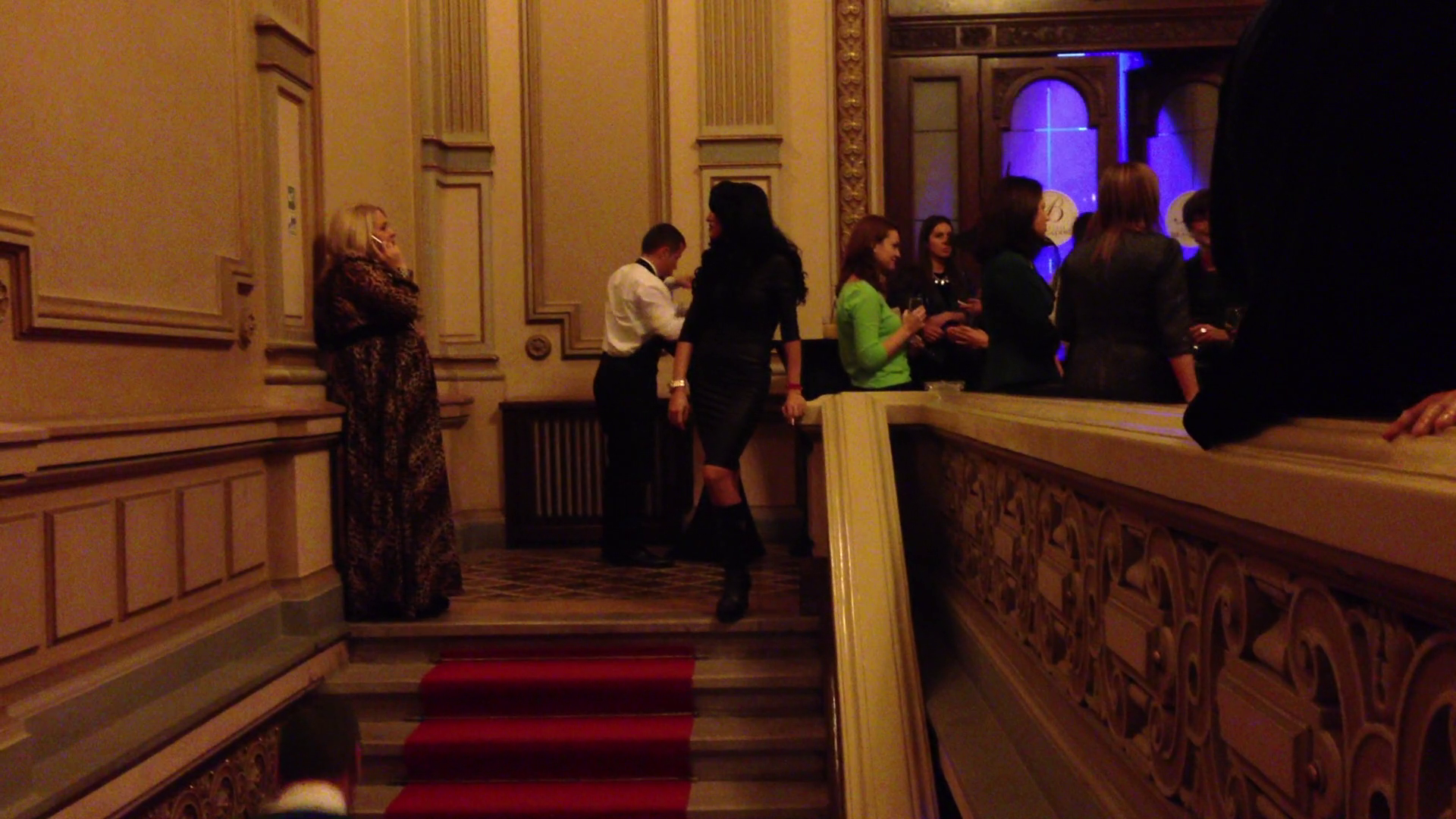 Desi Viorica trebuia sa o anunte in cazul in care Ionita isi facea aparitia, cantareata era preocupata de o discutie telefonica