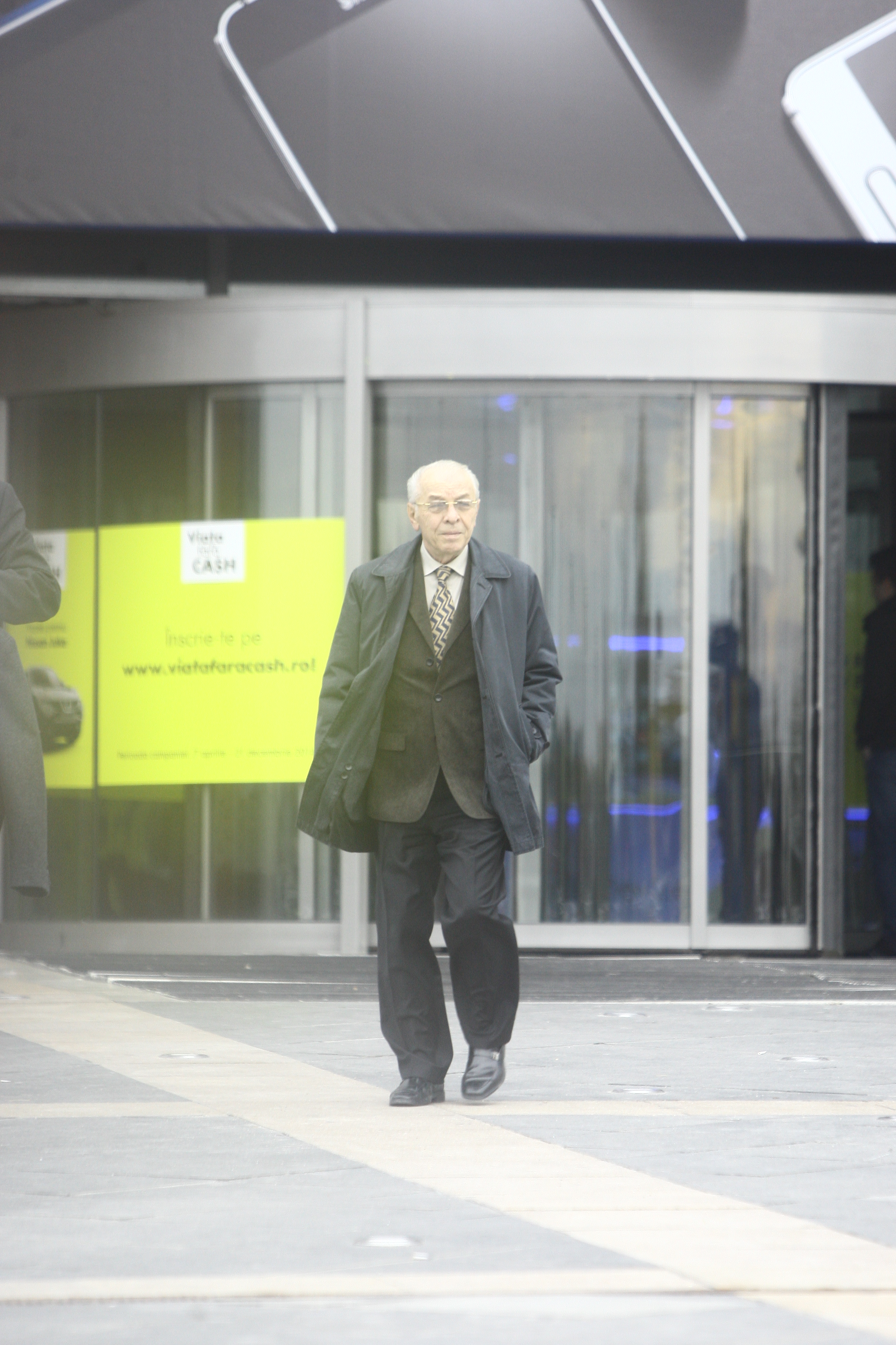 Nicolae Vacaroiu a iesit din mall