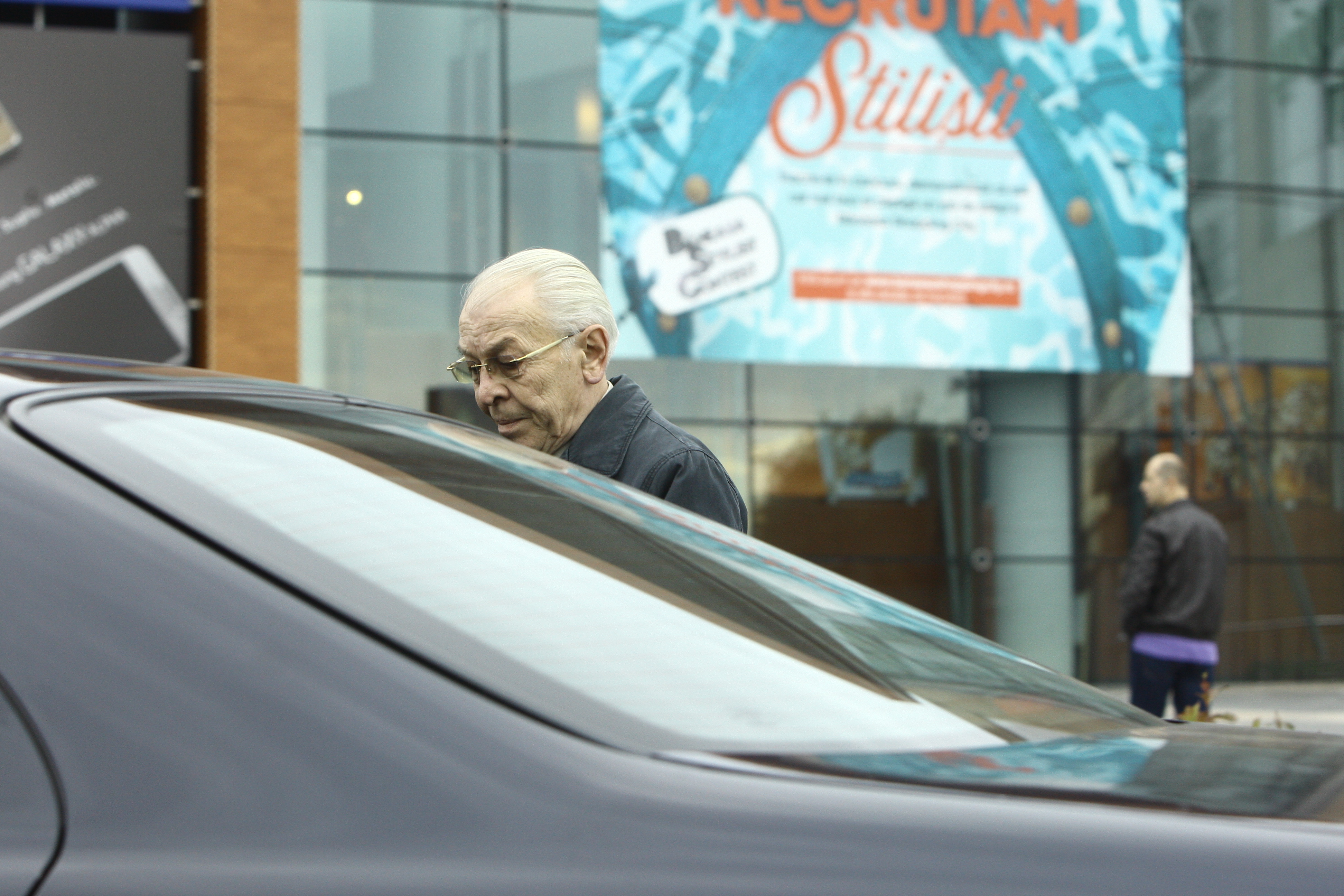 Fostul presedinte al Senatului se urca in siguranta, in masina