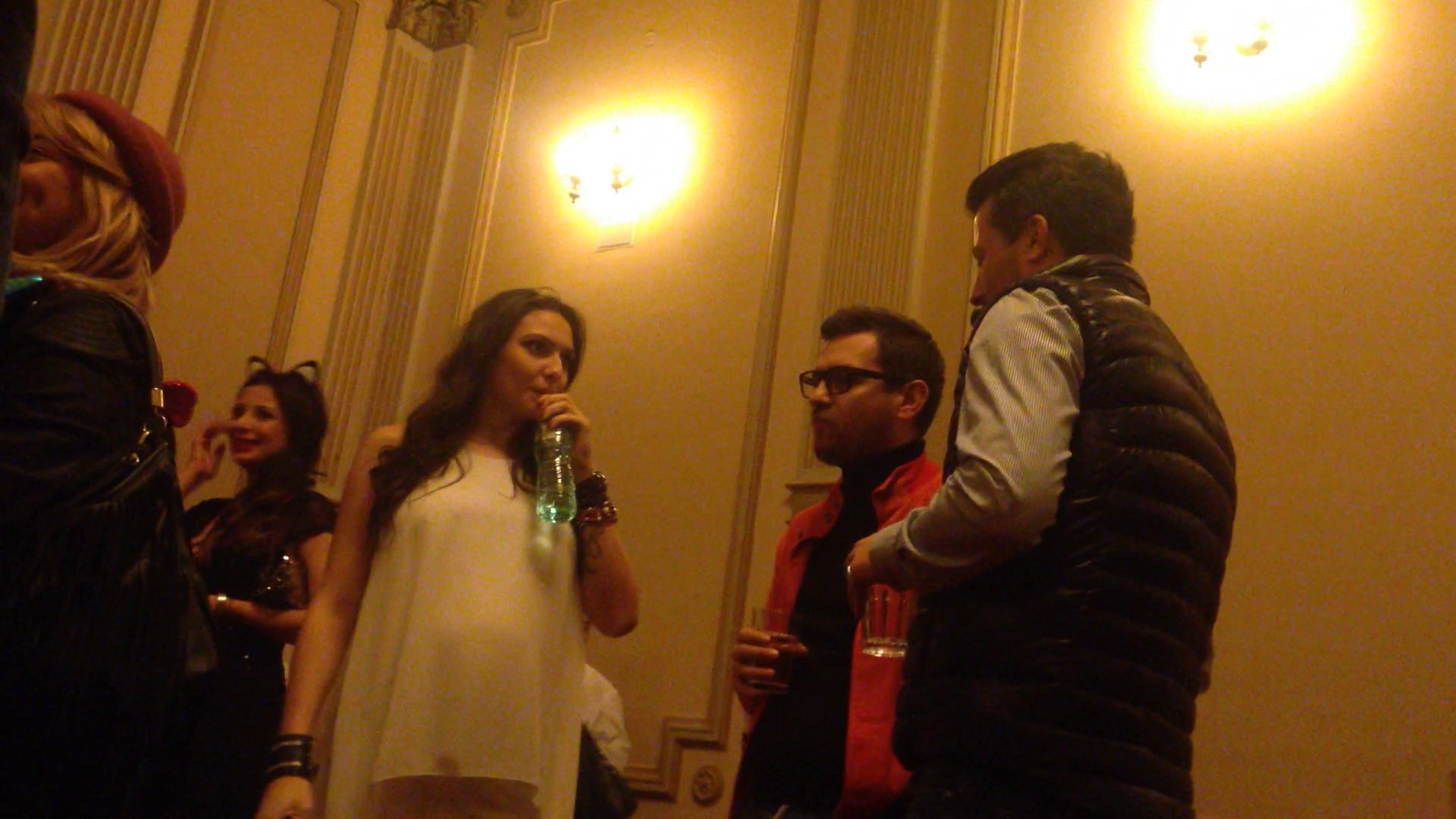 Amalia constinua sa vina la petreceri desi este cu burta la gura