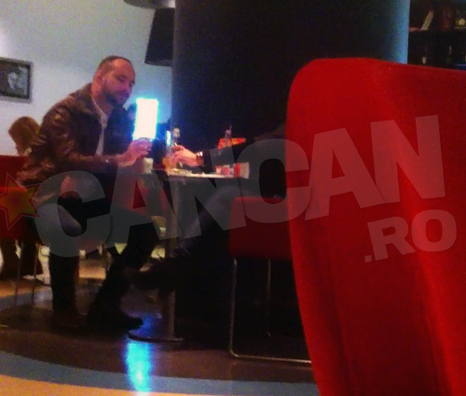 Prezentatorul TV a fost insotit de o femeie, cu care a savurat o bere si apoi a adus-o la cinema