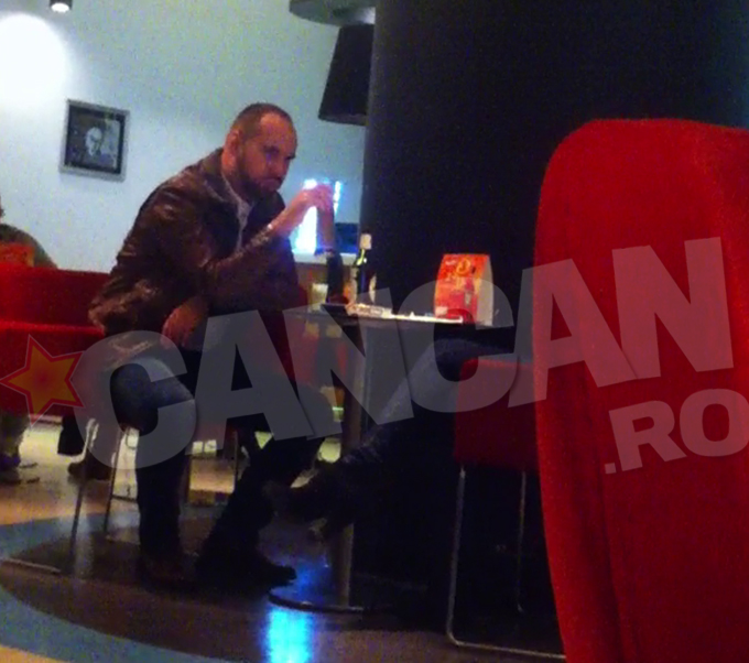 In timp ce isi consuma berea, Silviu Manastire a facut cateva grimase foarte interesante