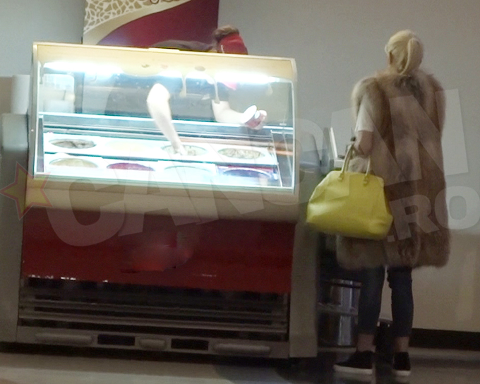 Fara sa isi faca griji pentru silueta, blonda mananca inghetata dupa pofta inimii