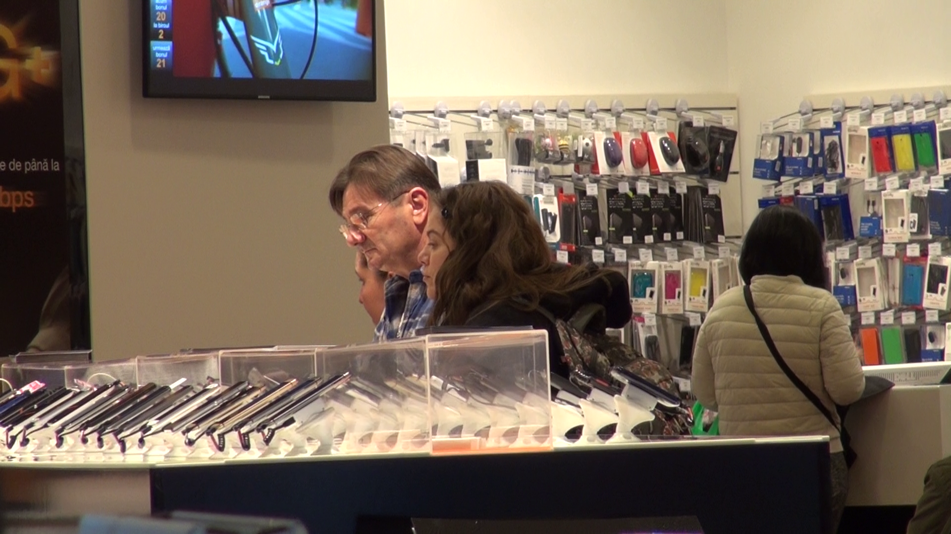 Radu Gheorghe s-a aplecat peste vitrina ca sa vada mai bine modelele expuse